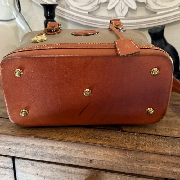 Vintage 1980s Dooney & Bourke Classic Tan and Brown Leather Dr Handbag - Picture 5 of 11
